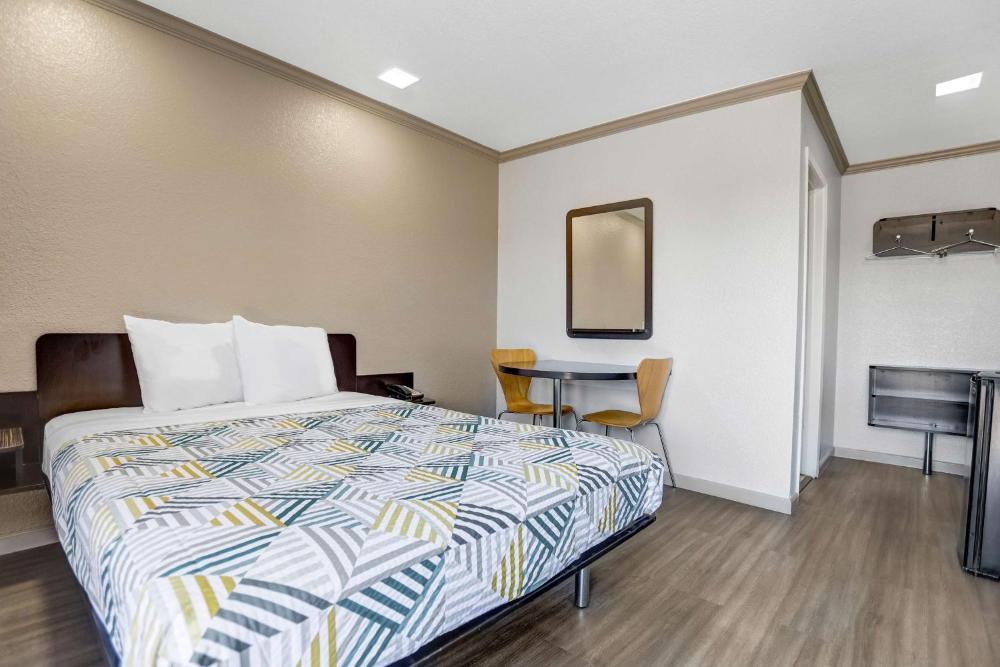 Queen Room - Non-Smoking interior